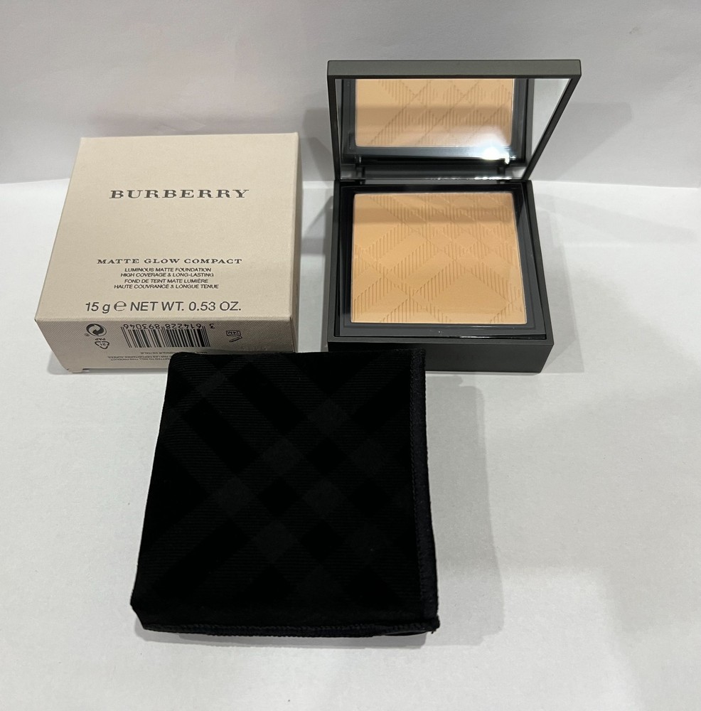 Burberry Matte Glow Compact Luminous Matte Foundation New--No. 40 Light Neutral