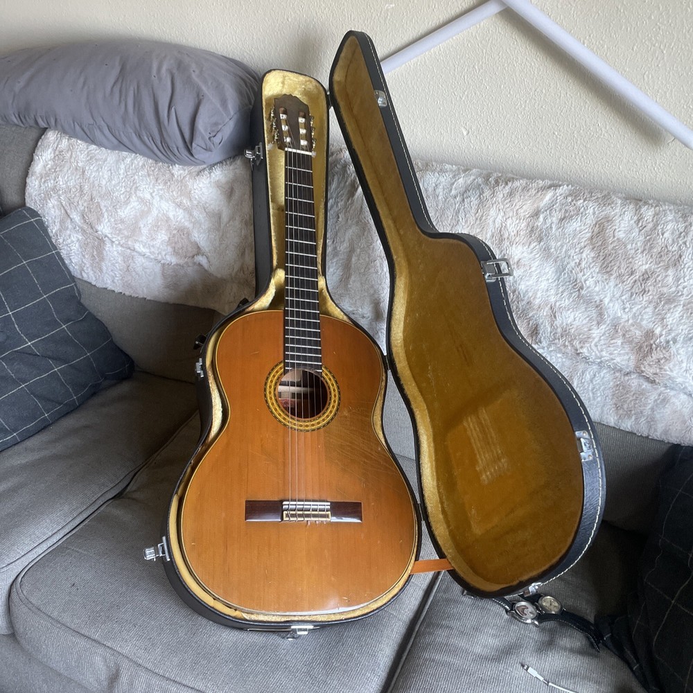 aria classical guitar Ac-20 With Original Case