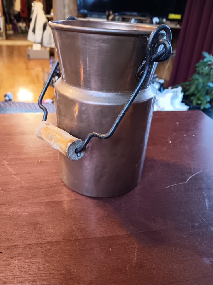 DECORATIVE COPPER POT W/ HANDLE. 1339