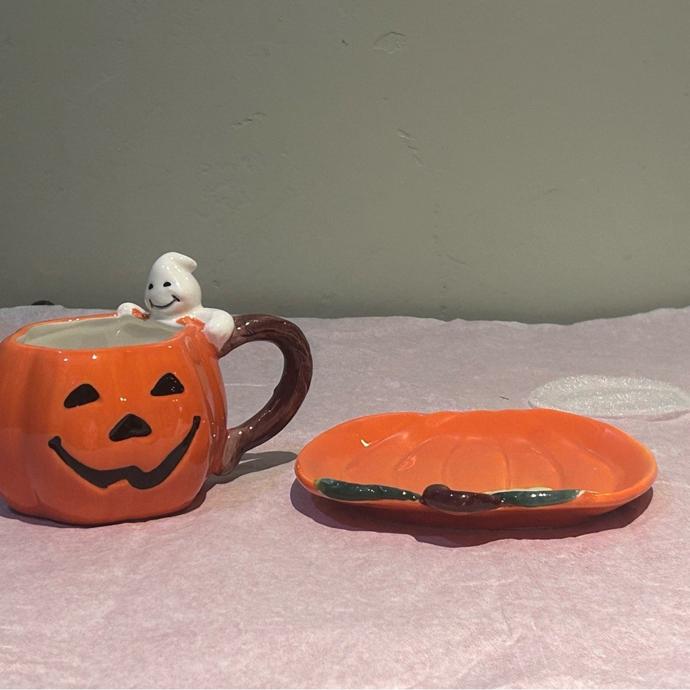 HAPPY HALLOWEEN By Corner Ruby 3 Piece Ceramic Pumpkin Mug, Saucer & Spoon Set.