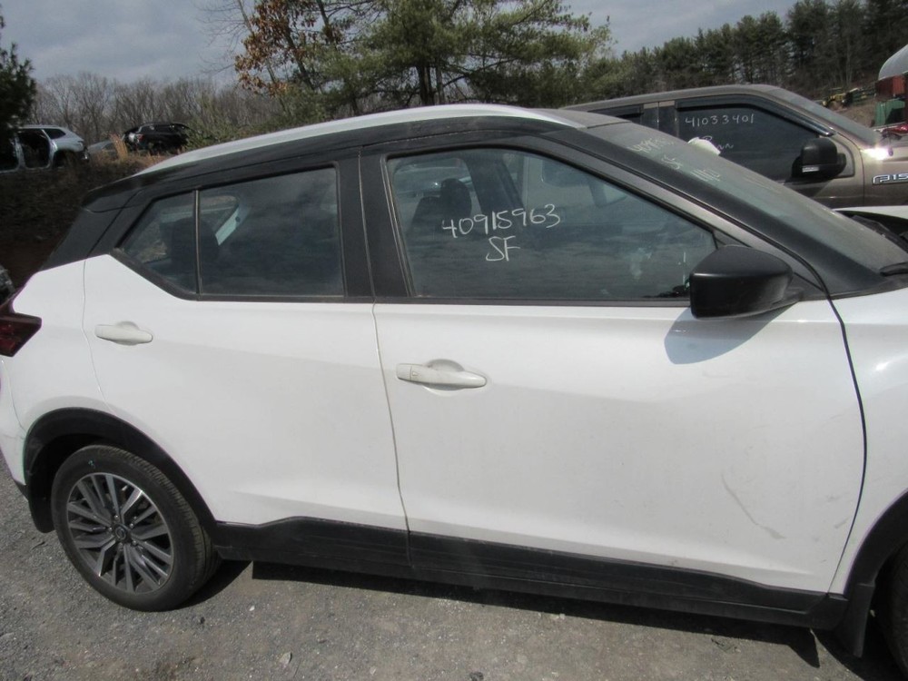 KICKS 2021 Glove Box 1031098