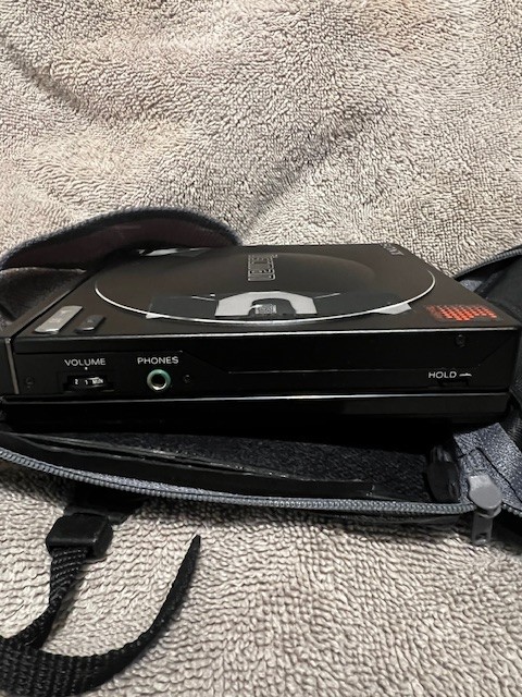 2 Different Sony DISCMAN - D10 bp100 & Sony D25 Discman