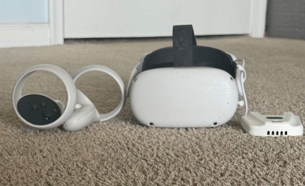 Meta Quest 2 256GB Includes headset, controllers and fan