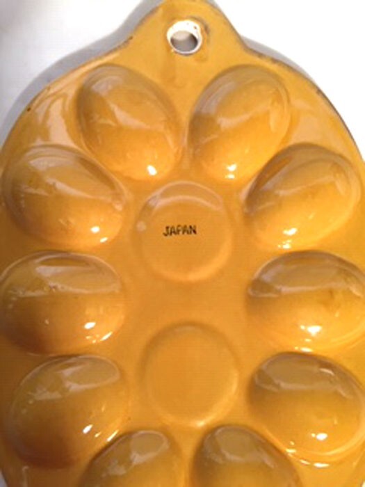 VINTAGE OVAL CERAMIC GOLD DEVILED EGG DISH JAPAN HOLDS 10 EGGS
