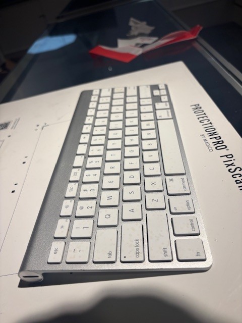 Apple A1314 Wireless Bluetooth Keyboard (White/Silver)