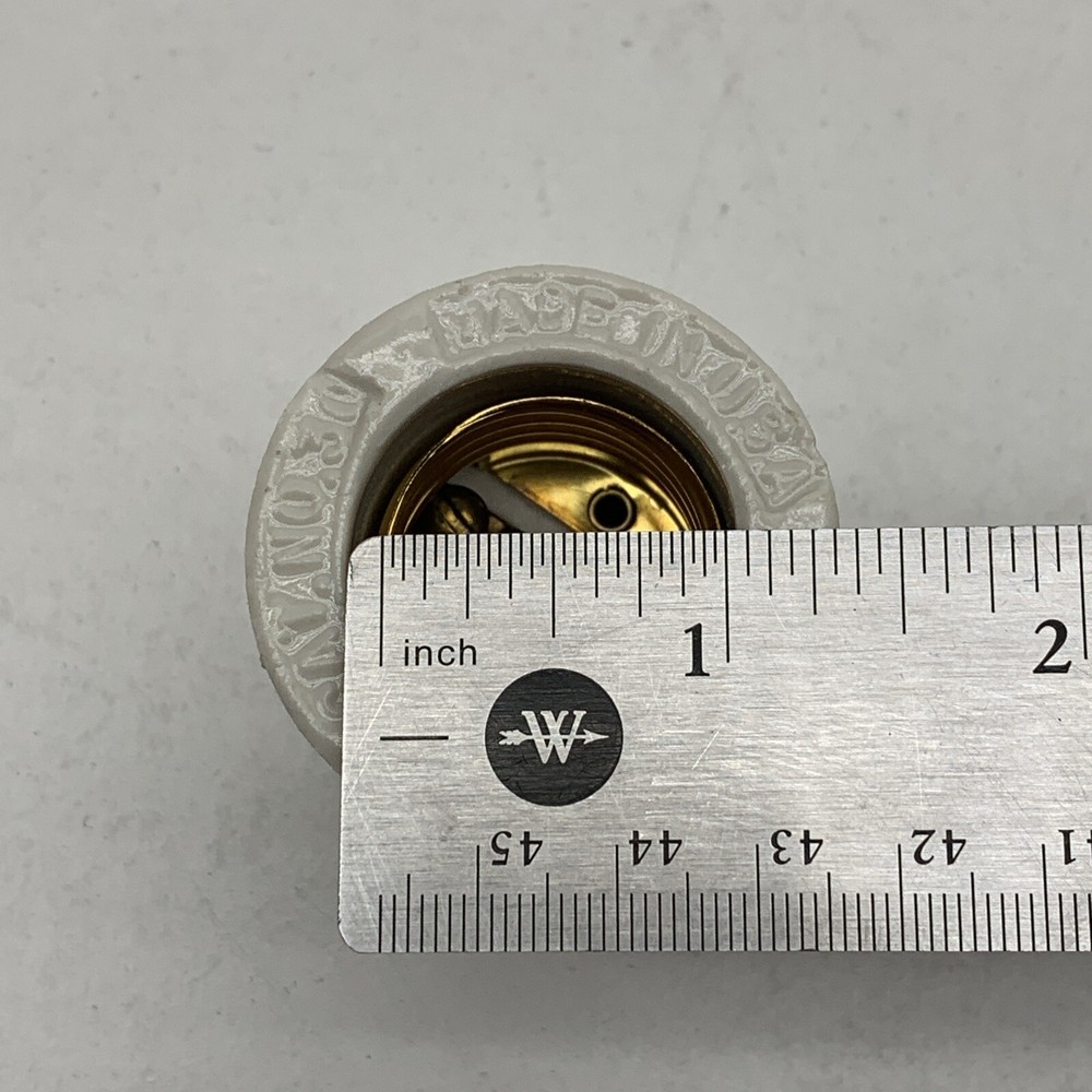 Leviton No. 30 Two Piece Keyless Lampholder Light Socket E26 Medium Base