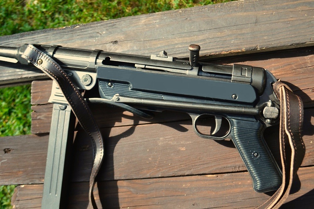 Non-Firing Denix Replica German MP40 Submachine Gun - Schmeisser - MP 40 - WWII