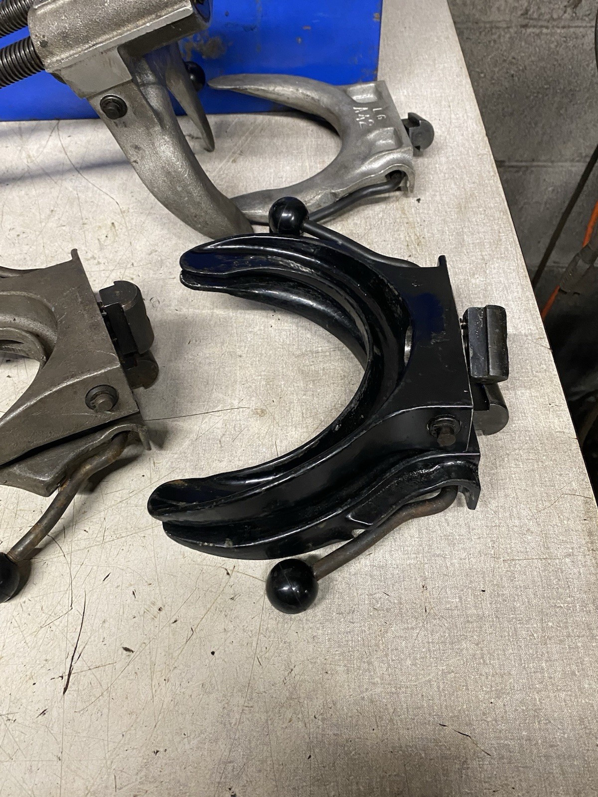 GP Tool GP 2020 Air Strut Spring Compressor with 4 Set Of Shoes, Working