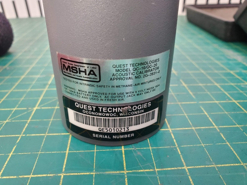 Quest Electronics Model 2400 Sound Level Meter in Case With Calibrator QC-10