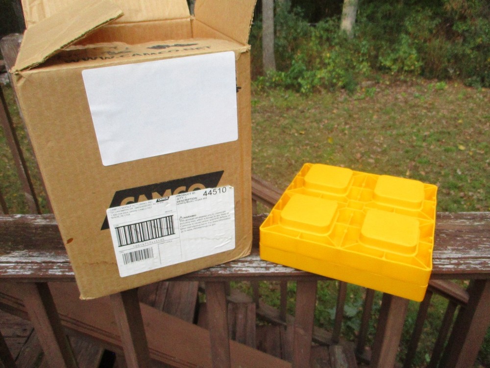 Camco Heavy Duty RV Leveling Blocks Durable Resin Interlocking Blocks Stack (10)