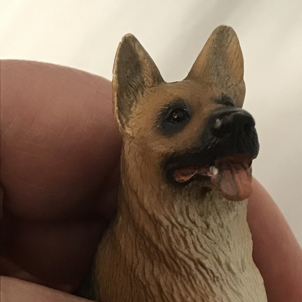 Schleich Male Sitting German Shepherd