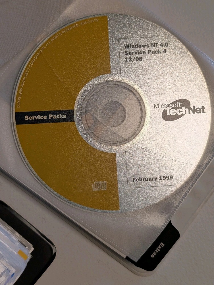 TWO (2) Microsoft TechNet Subscription Binders 64 discs 12/97 - 4/2000 PRISTINE