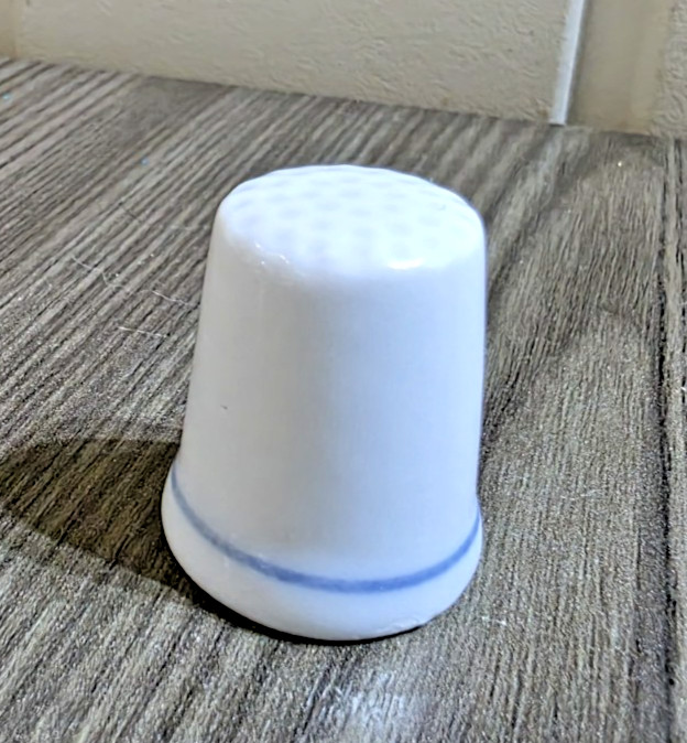 VINTAGE - CERAMIC THIMBLE - BAMBOO