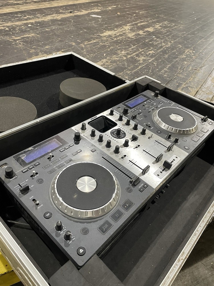 DJ Equipment / Turn tables