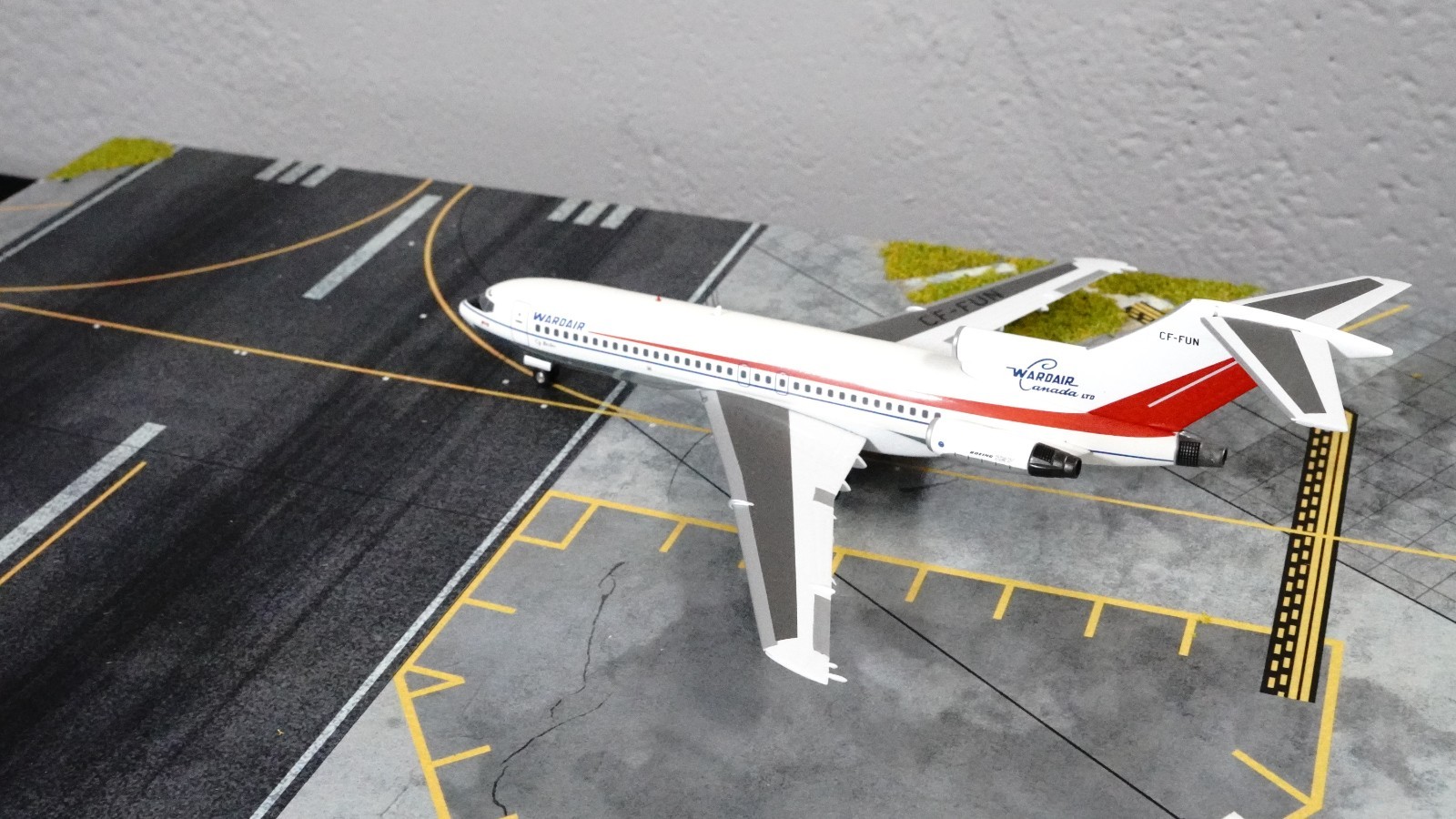 Deluxe 1/200 Scale Runway Base with Taxiway