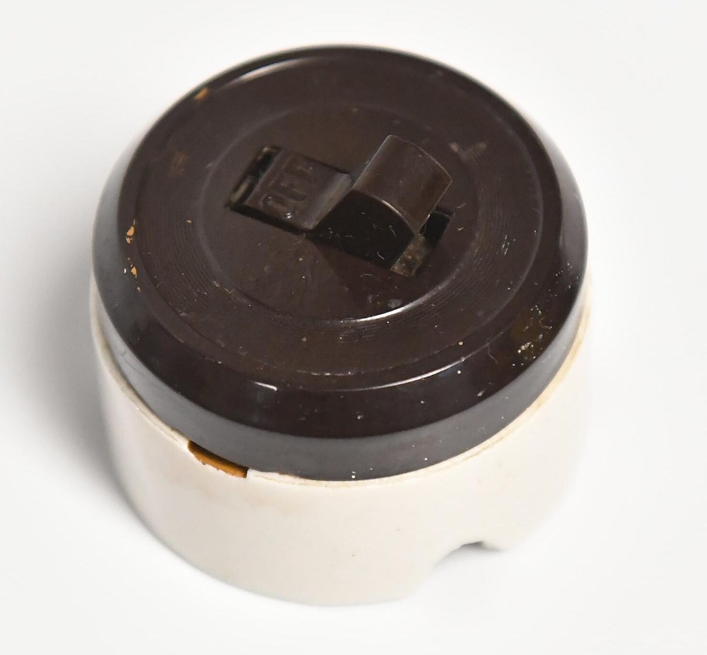 VINTAGE WALL MOUNT ROUND PORCELAIN TOGGLE SWITCH. WORKING FINE.