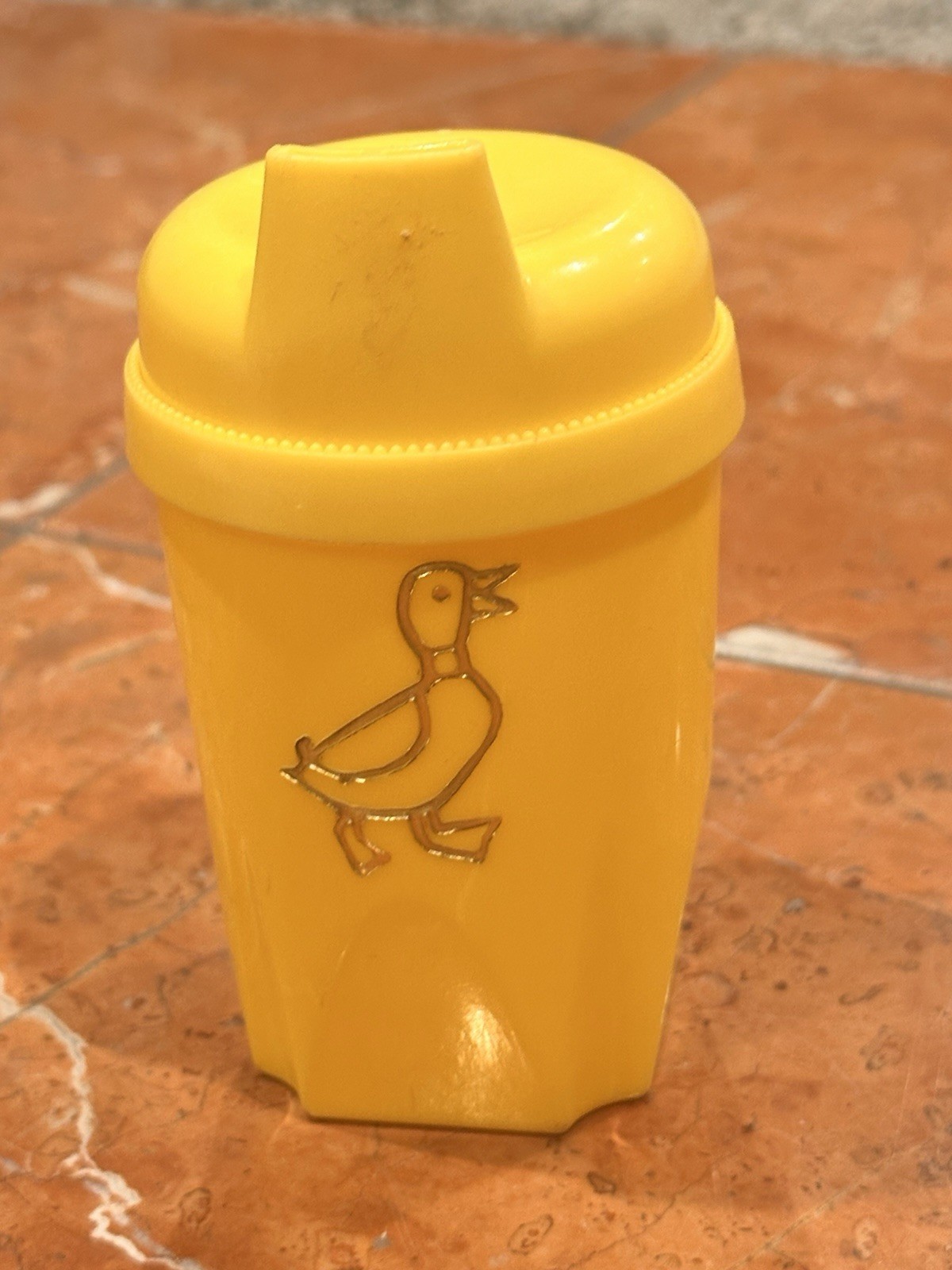 VINTAGE 1960S MCM YELLOW GOLD DUCK TODDLER CHILD SIPPY CUP W/ LID DARLING VGUC Y