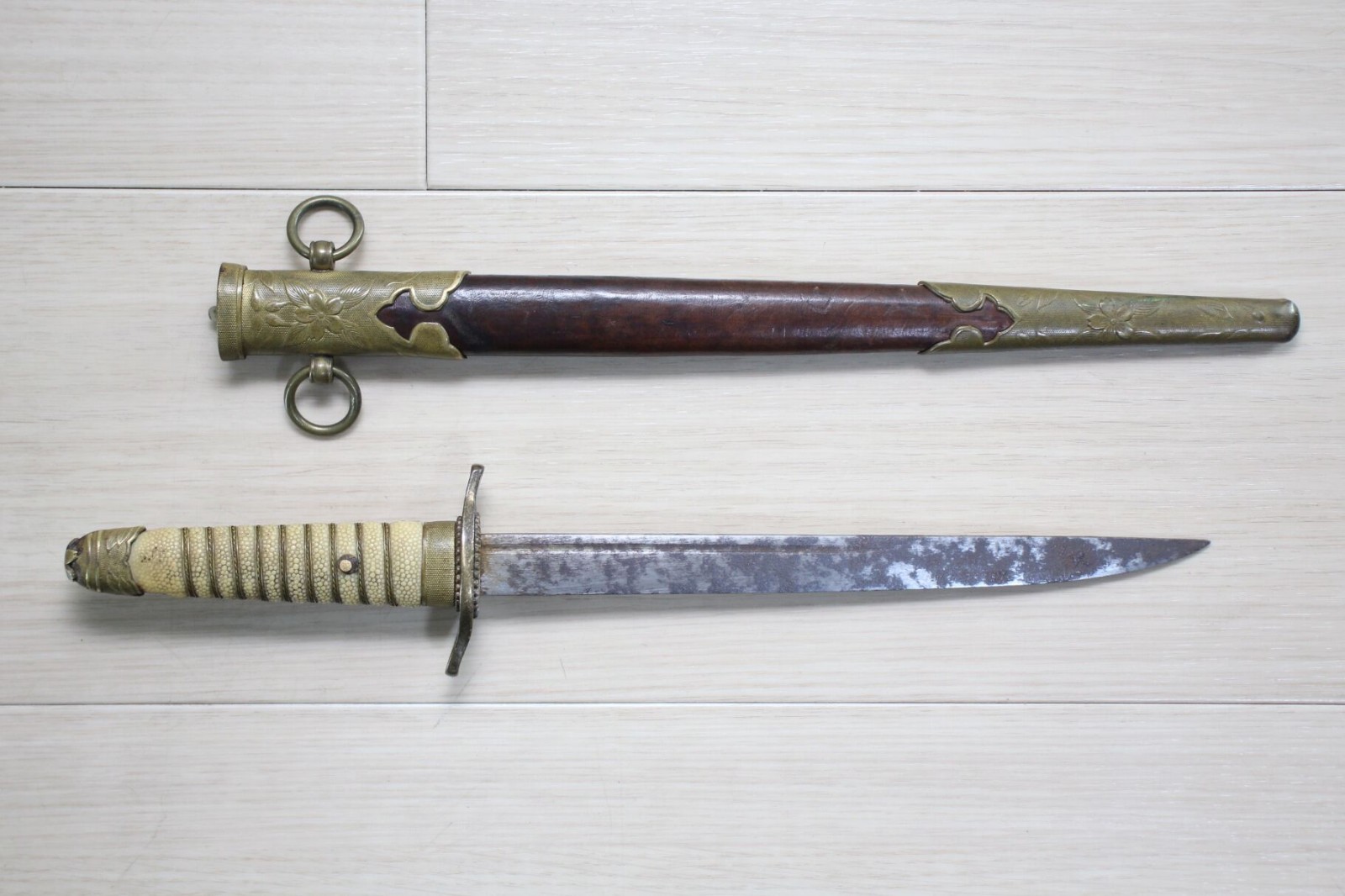 WWII Japanese Navy Dirk Mid War Brass Fittings Resin Handle 8" Blade J30