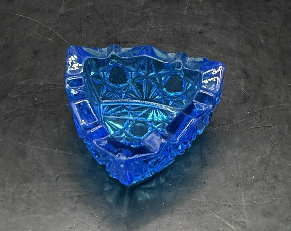 VTG L.G Wright EAPG Blue Art Glass Triangle Shaped Salt Cellar Daisy & Button