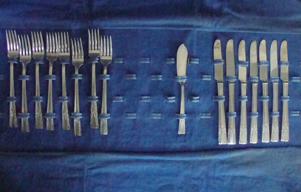 WM A Rogers Oneida Artistic Silverplate 16 Piece Dinner Knives Forks with Case