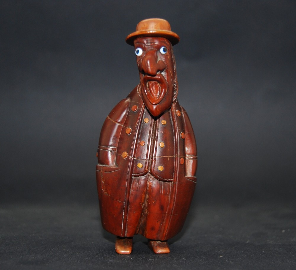 LARGE ANTIQUE COQUILLA SNUFF BOX