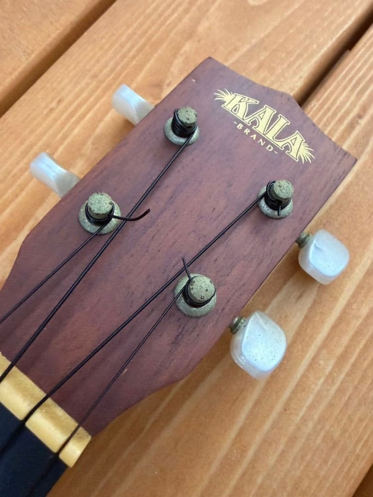 Mahogany 4 string soprano ukulele KALA brown
