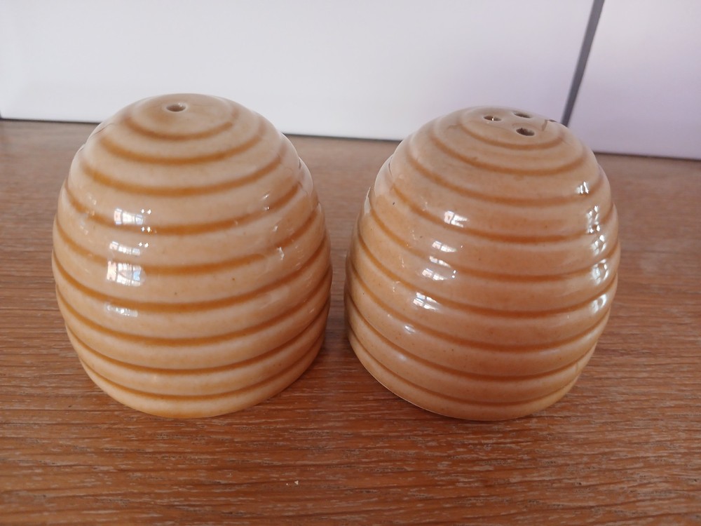 Ceramic cruet set, bee hive design, 5cm