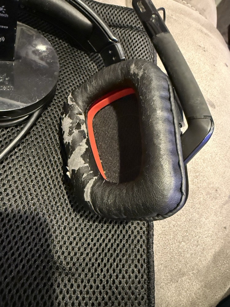 Logitech G930 wireless headset with dongle Logitech-G303 Wired Game Mouse Bundle