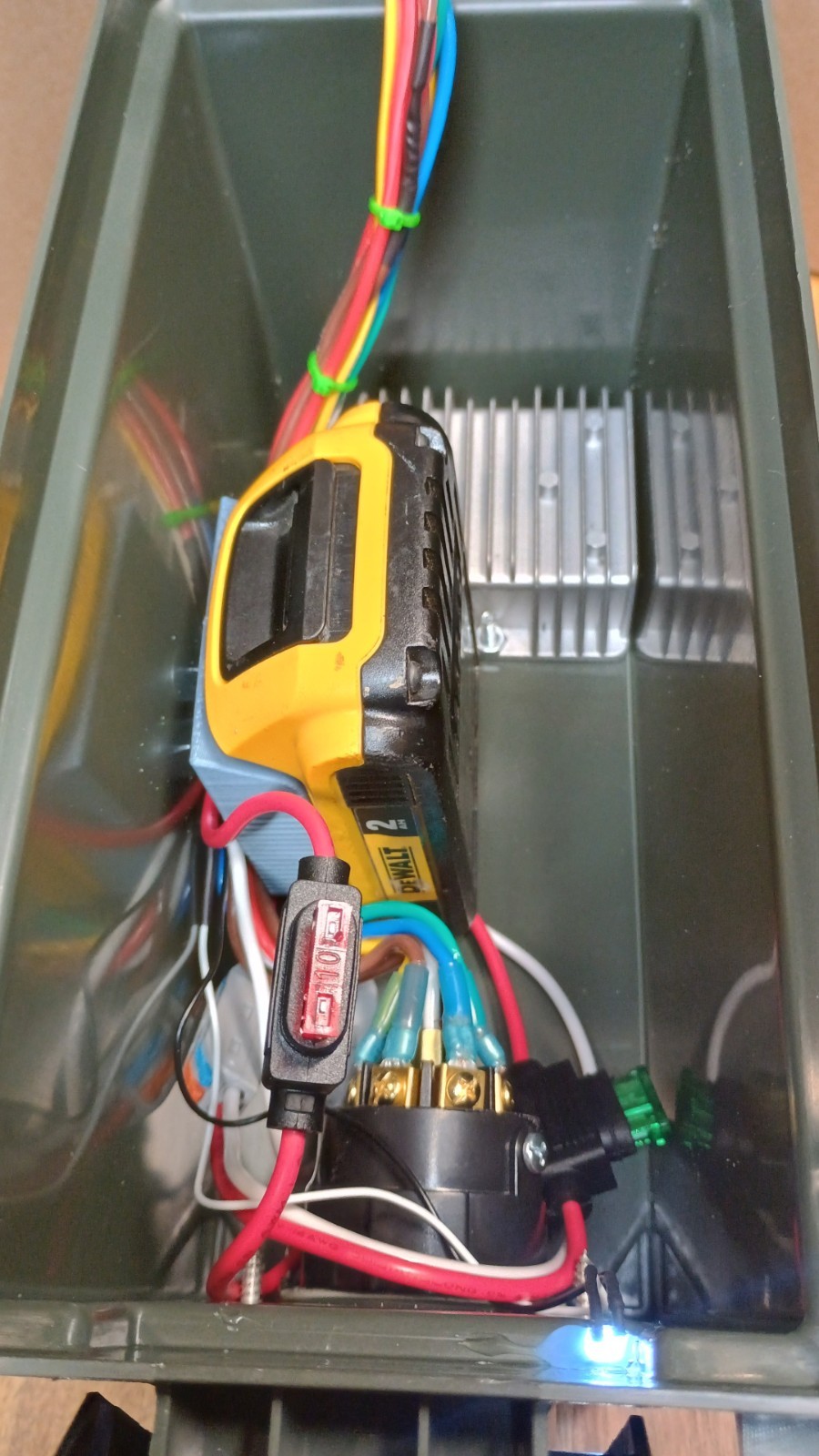 7RV/4&5 Flat Trailer Light Tester Box Powered By DeWalt 20V Drill Battery