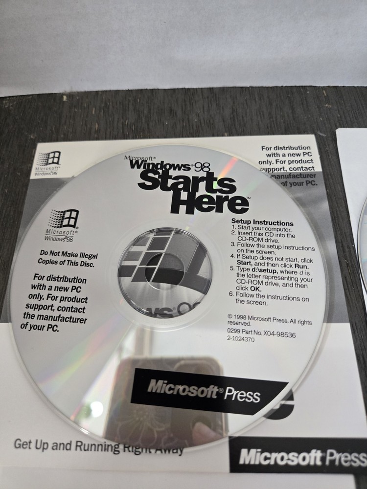 Windows 98 Starts Here CD & Floppy Disc, Windows 98 Plus CD