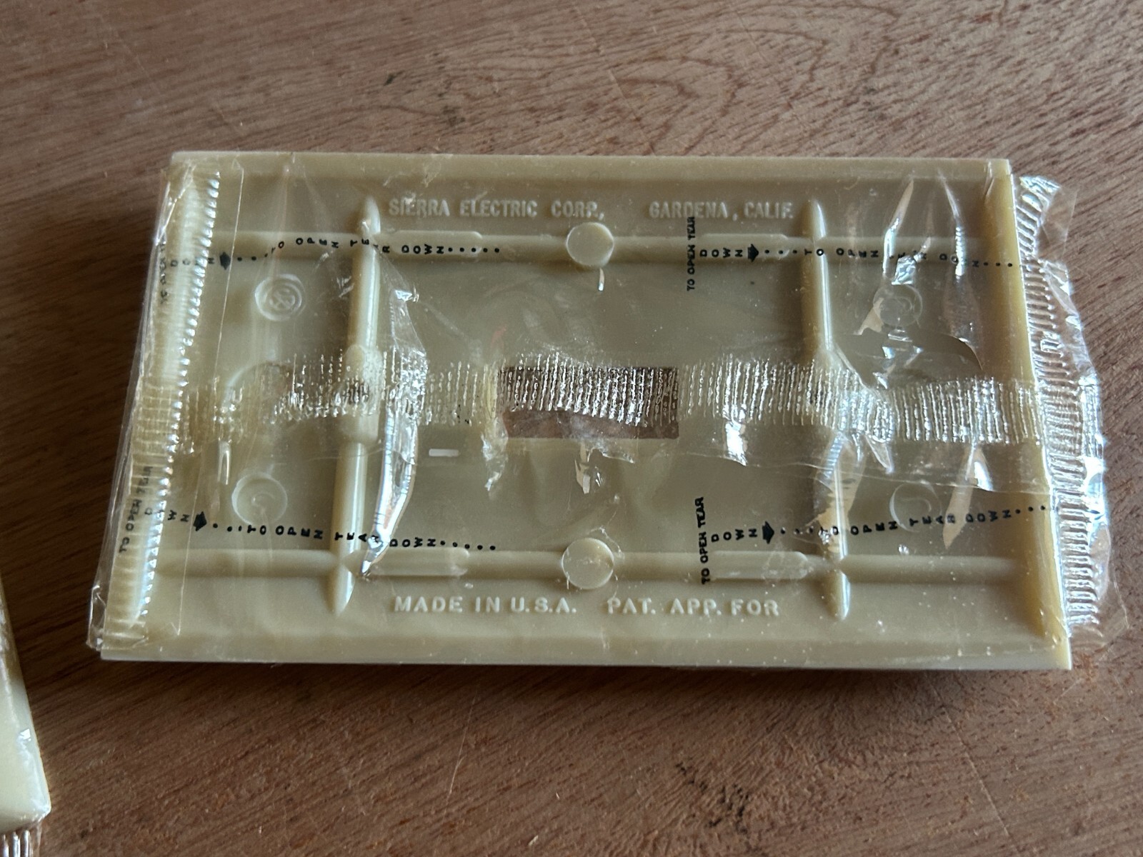 Sierra Single Toggle Switch Cover Wall Plate Lot 24 Ivory Ribbed Vtg Plastic NOS