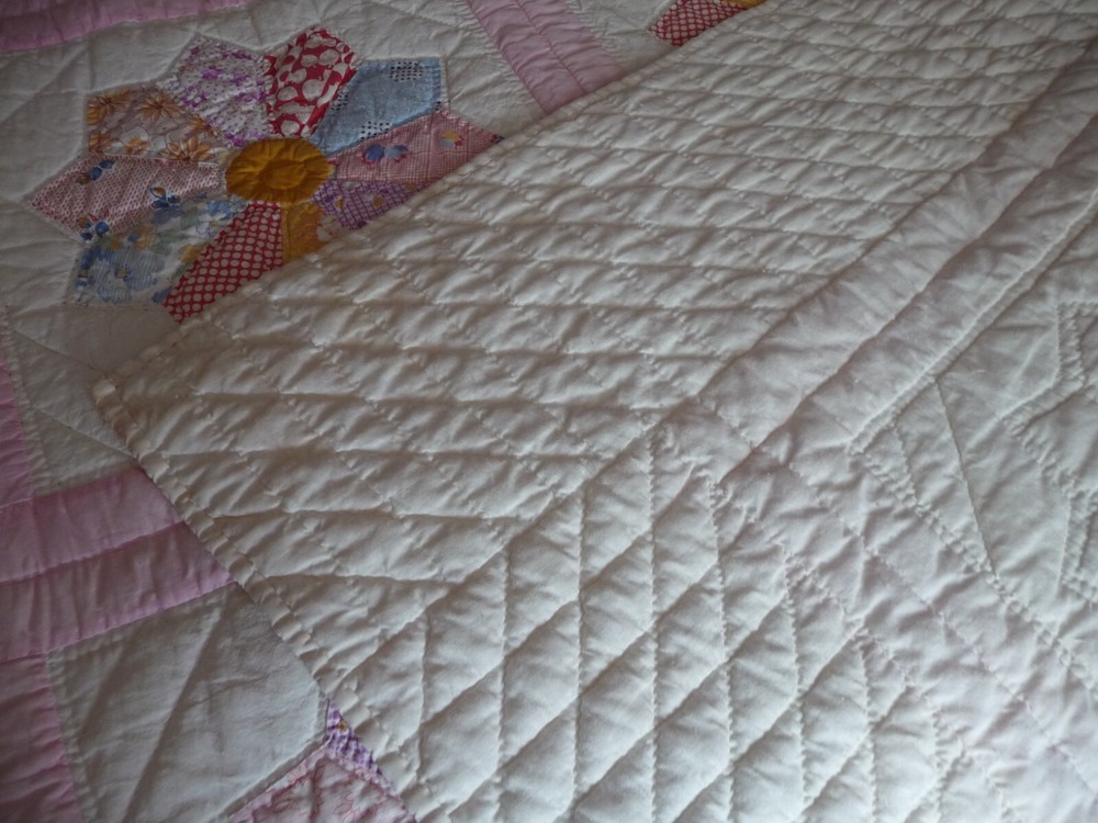VINTAGE HAND MADE QUILT 96 x 80 DRESDEN PLATE PATTERN