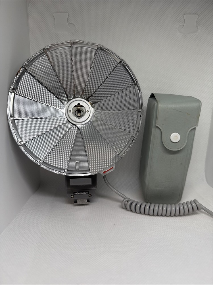 Accura Bouncemaster Camera Flash with Case and Cable Untested