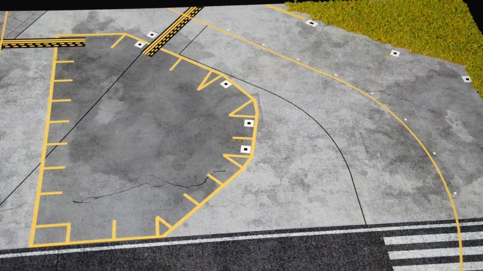 Deluxe 1/200 Scale Runway Base with Taxiway