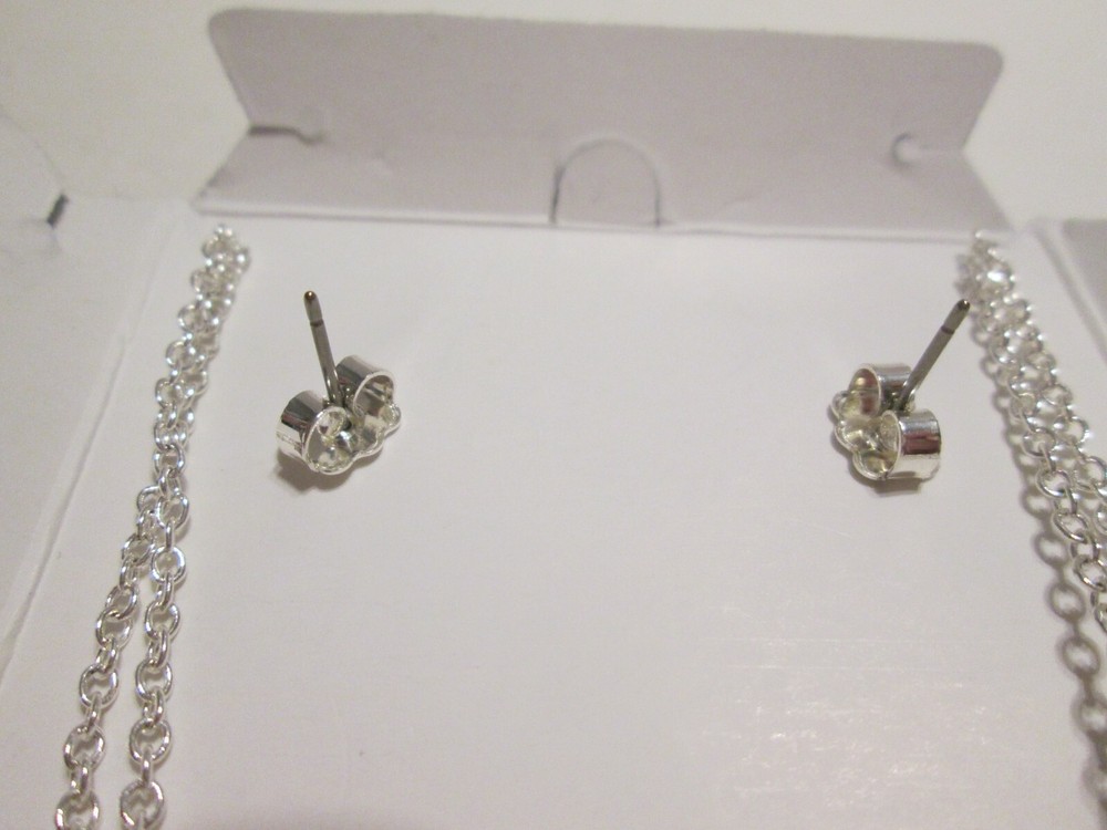 AVON SOARING LOVE NECKLACE AND EARRING GIFT SET