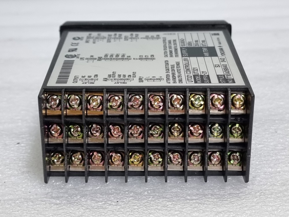 YOKOGAWA UT321 UT321-21 TEMPERATURE CONTROLLER