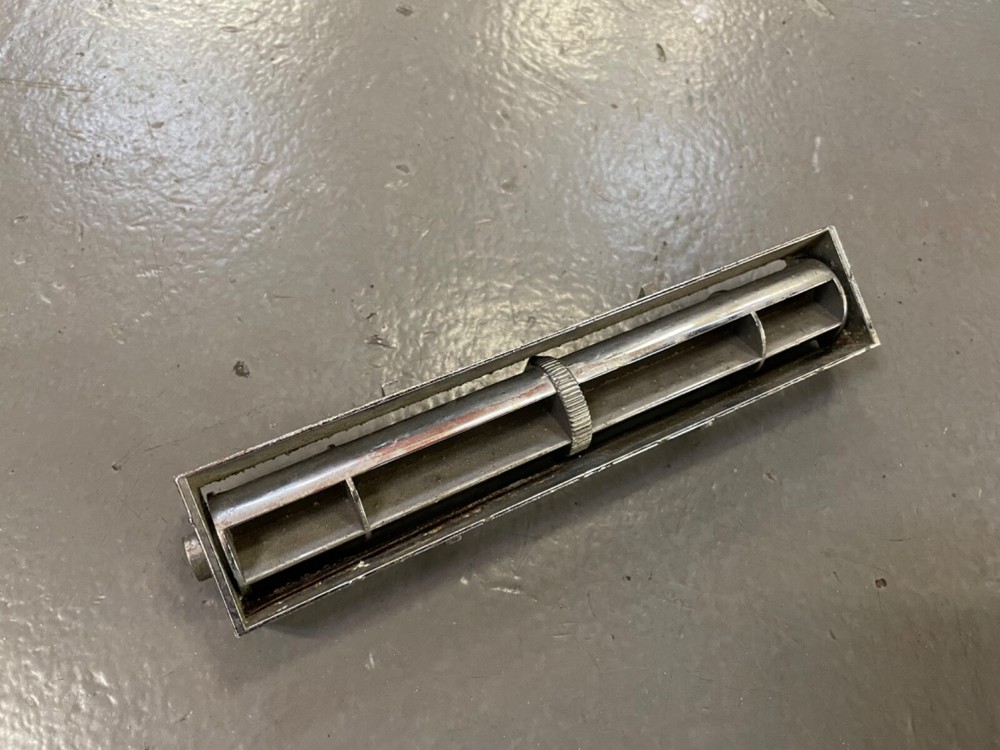 68 ONLY C3 Corvette Centre Duct Chrome Vent With A/C