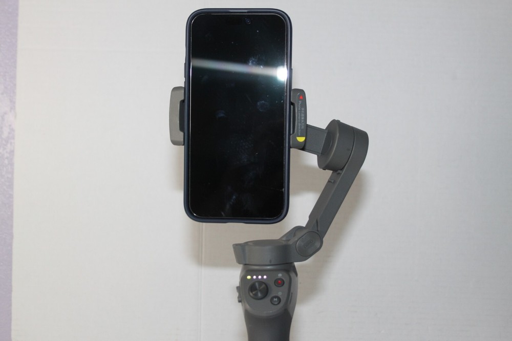 DJI Osmo Mobile 3 - Gimbal Stabilizer