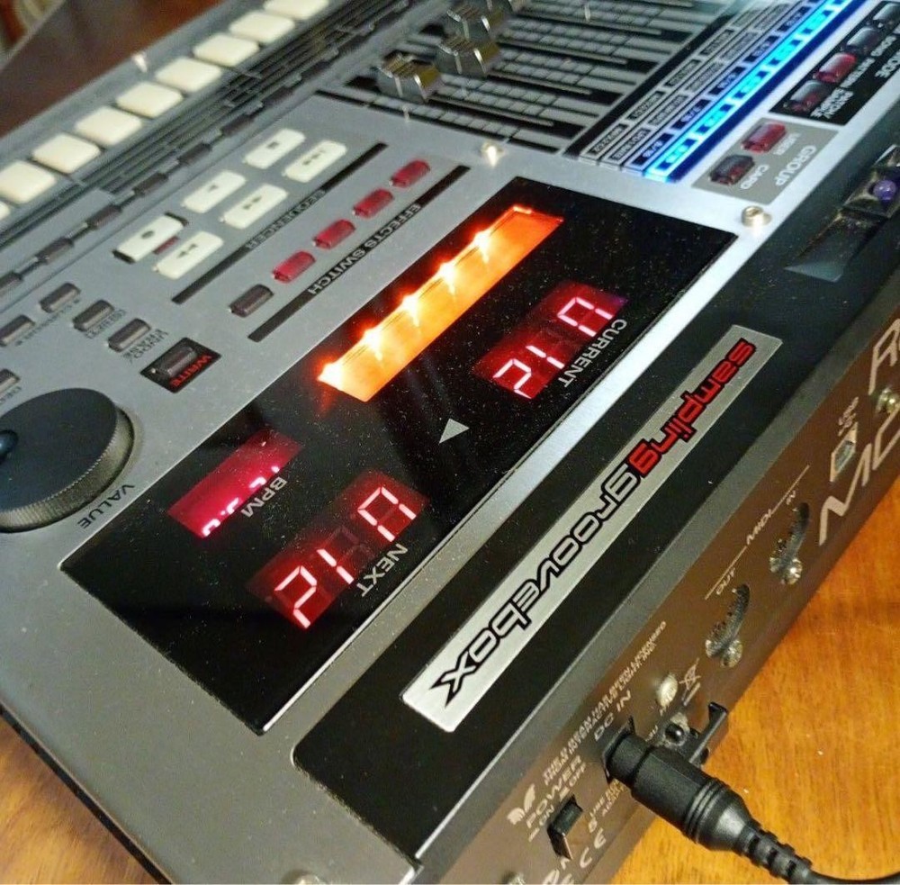 Roland MC-808 Sampling Groovebox Sampler Sequencer