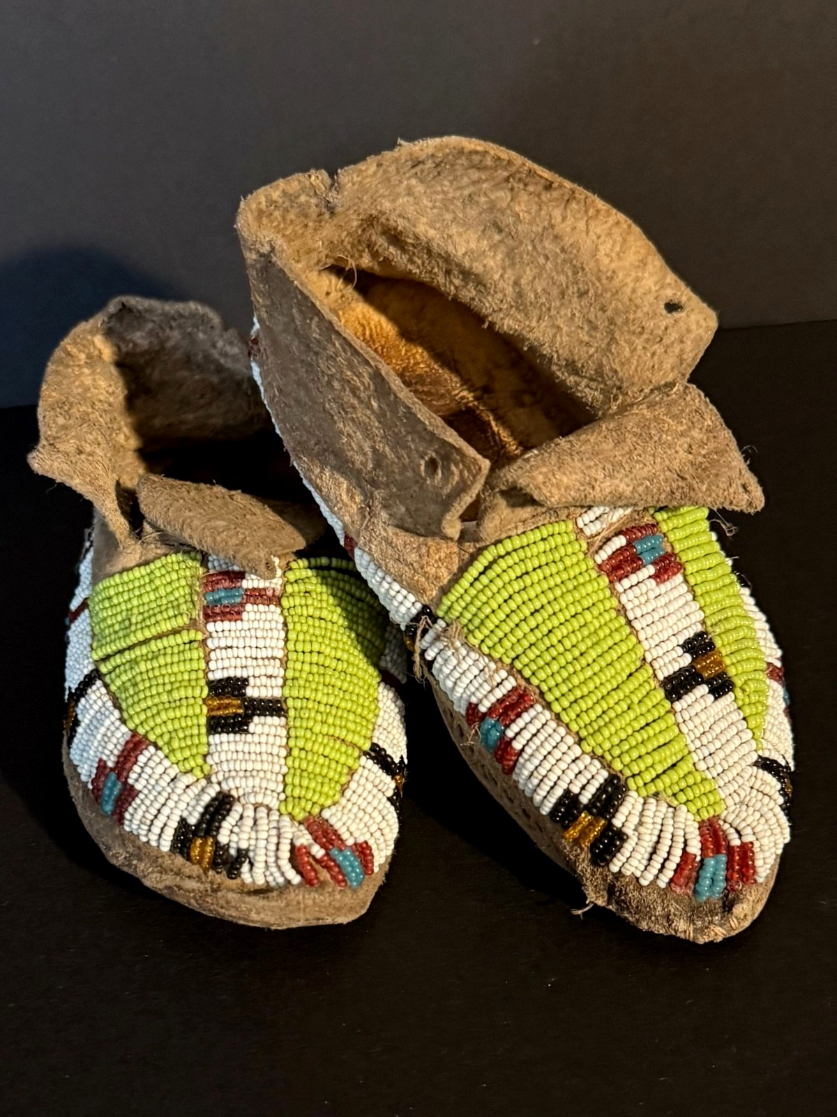 HISTORIC SIOUX PLAINS CHILD’S MOCCASINS,SINEW SEWN BEADED HIDE,C1900,EXCELLENT!