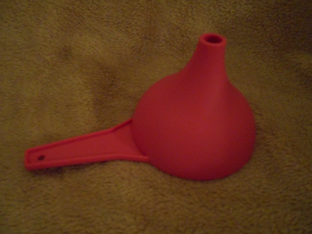 TUPPERWARE FUNNEL - DARK PINK
