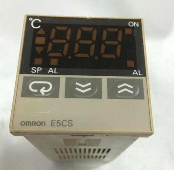 1PC Omron E5CS-Q1KJX E5CSQ1KJX Temperature Controller New In Box