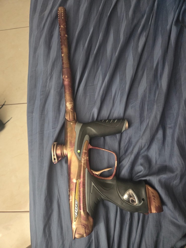 DYE DM14 PAINTBALL GUN