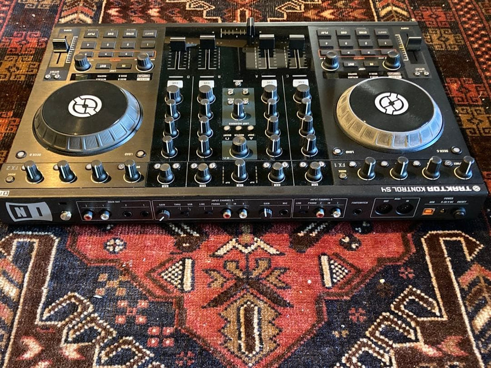 Native Instruments Traktor Kontrol S4 MK1 DJ Controller Case Headphone Tested