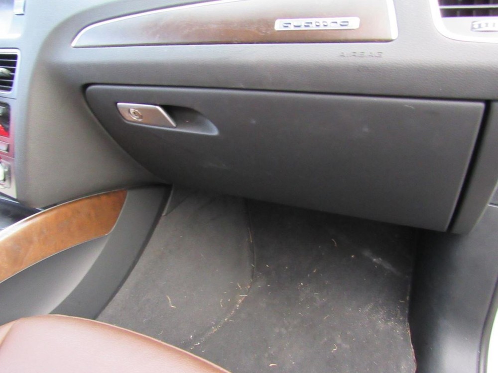 Q5        2017 Glove Box 1102002