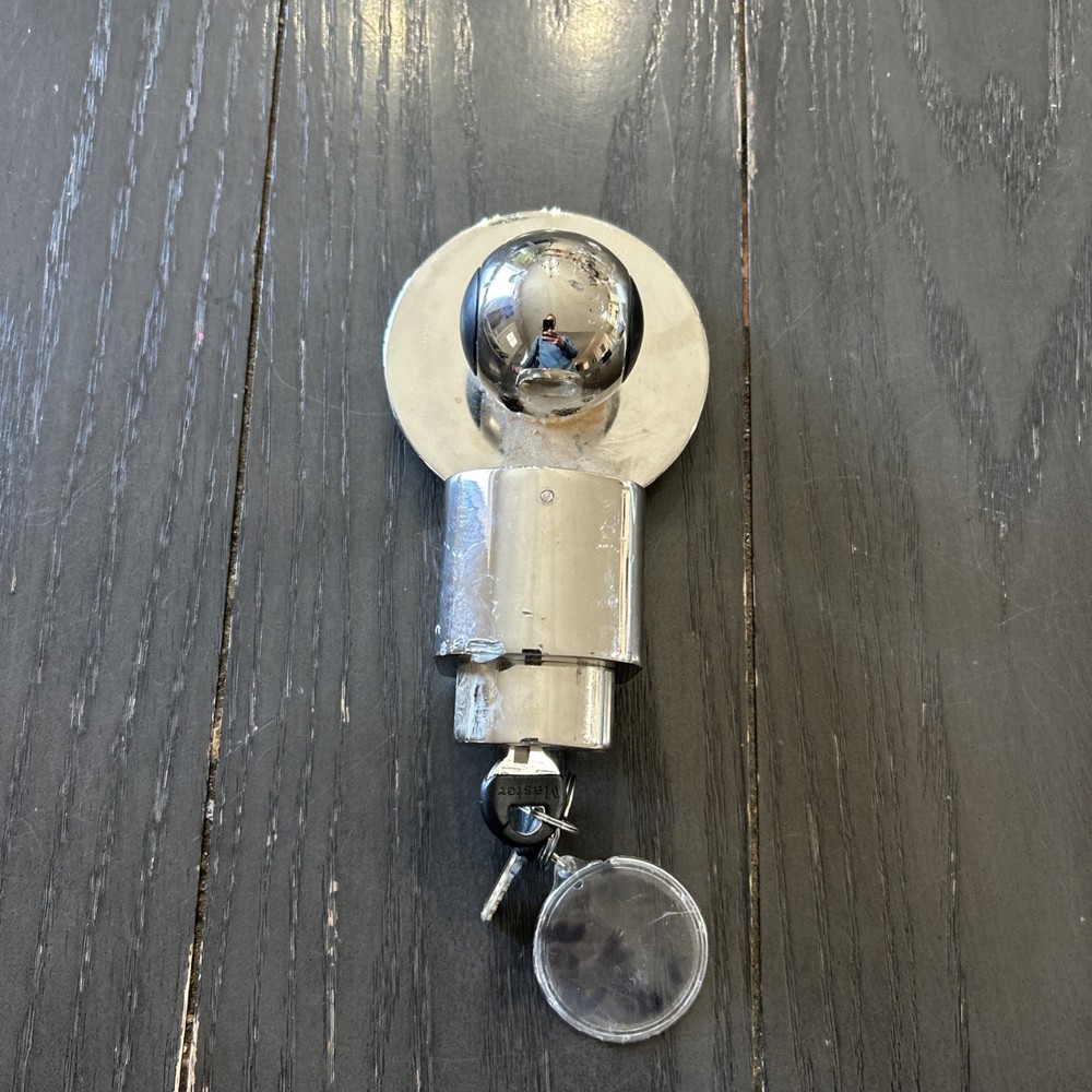 Master 377 trailer lock comes with 2 keys Fits 2"