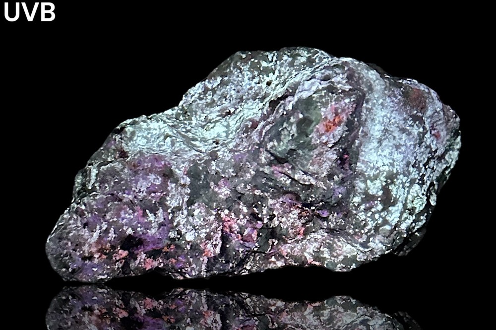 675 Gr. Fluorescent Phosphorescent Tenebrescent Hackmanite, Richterite, Unknown