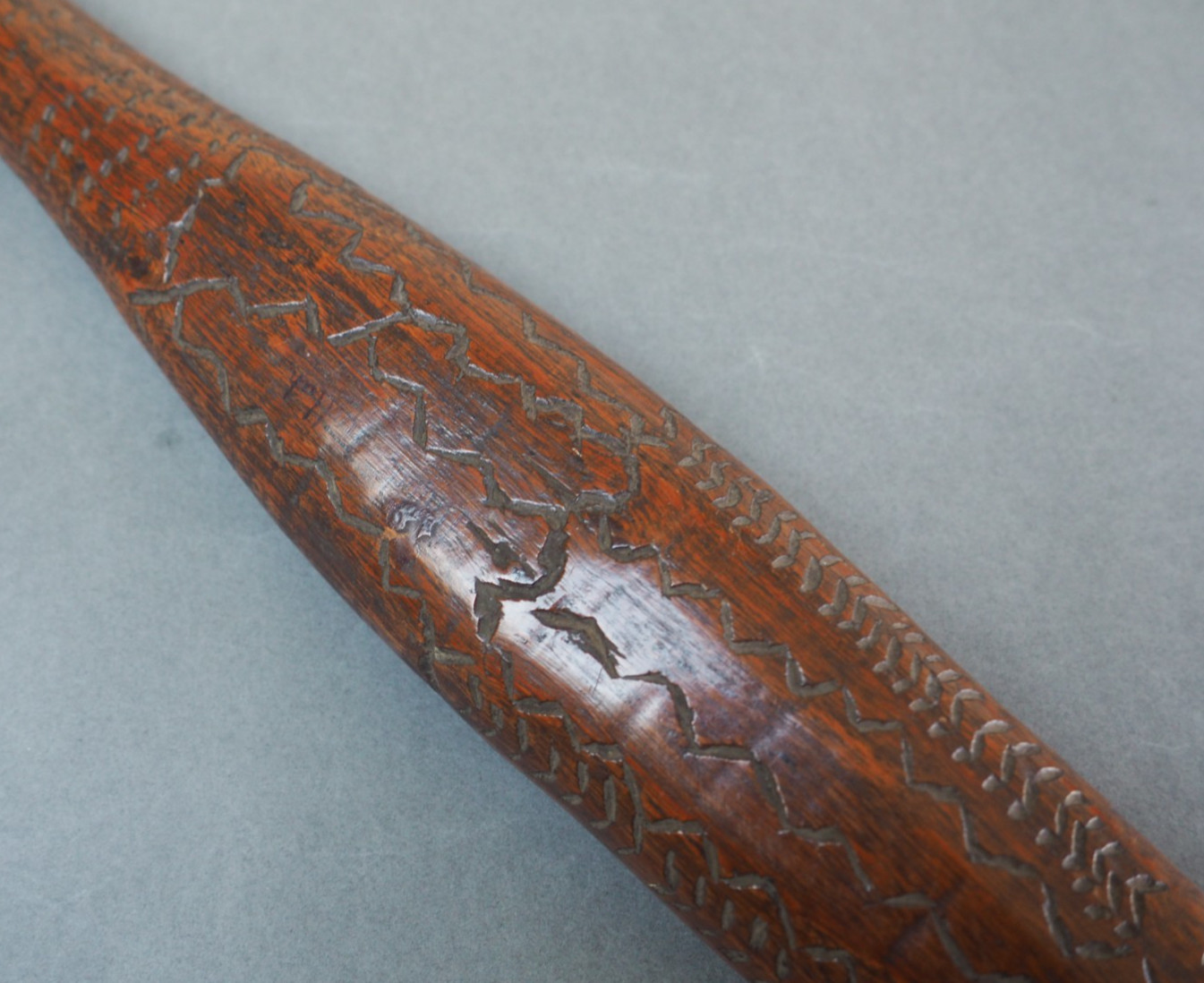 FINE ANTIQUE AUSTRALIAN ABORIGINAL TRIBAL ART CARVED WOODEN NULLA NULLA LEANGLE