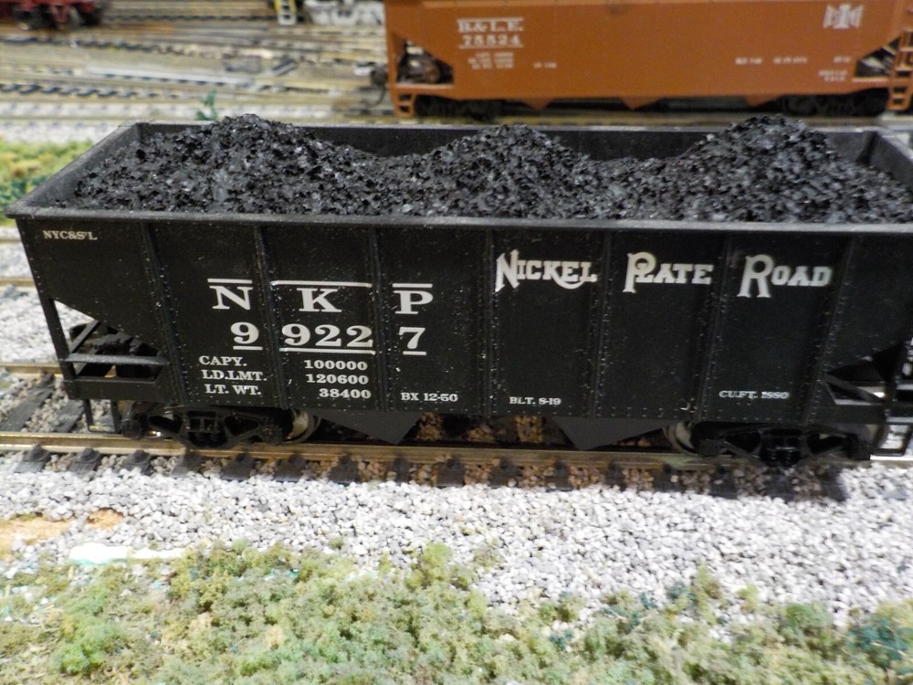 Walthers / Accurail USRA hopper coal loads