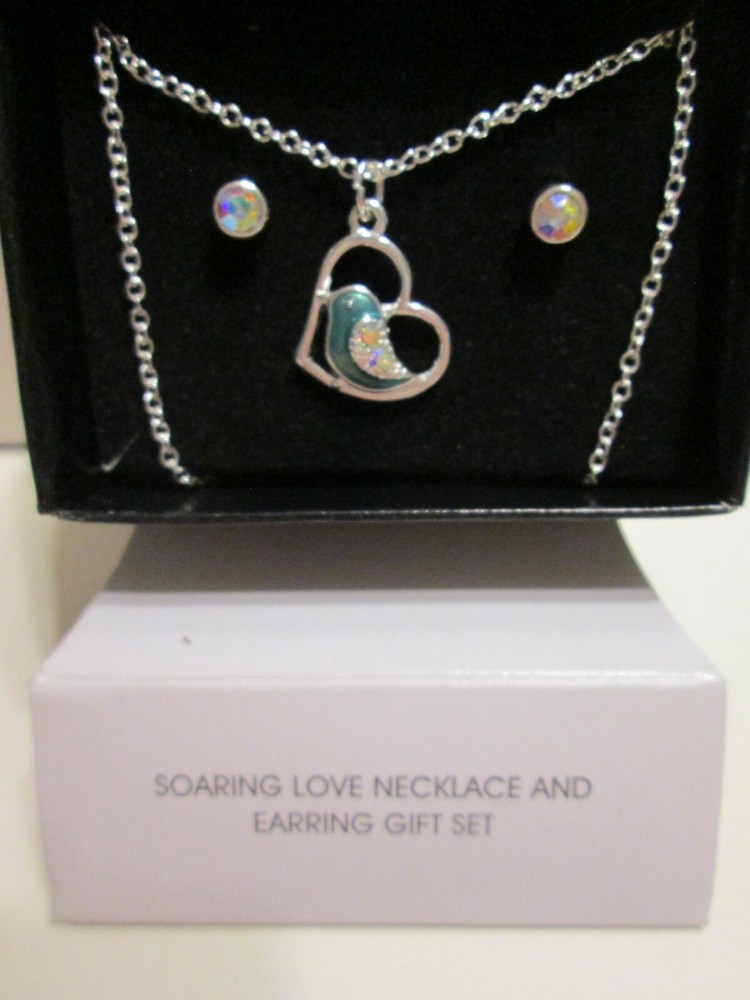 AVON SOARING LOVE NECKLACE AND EARRING GIFT SET